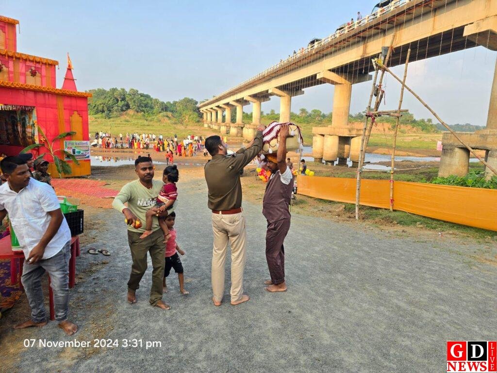 सुरक्षा,निरीक्षण एवं सेवा करते नजर आए महेशपुर थाना प्रभारी। 7 img 20241107 wa00185692675707011977867