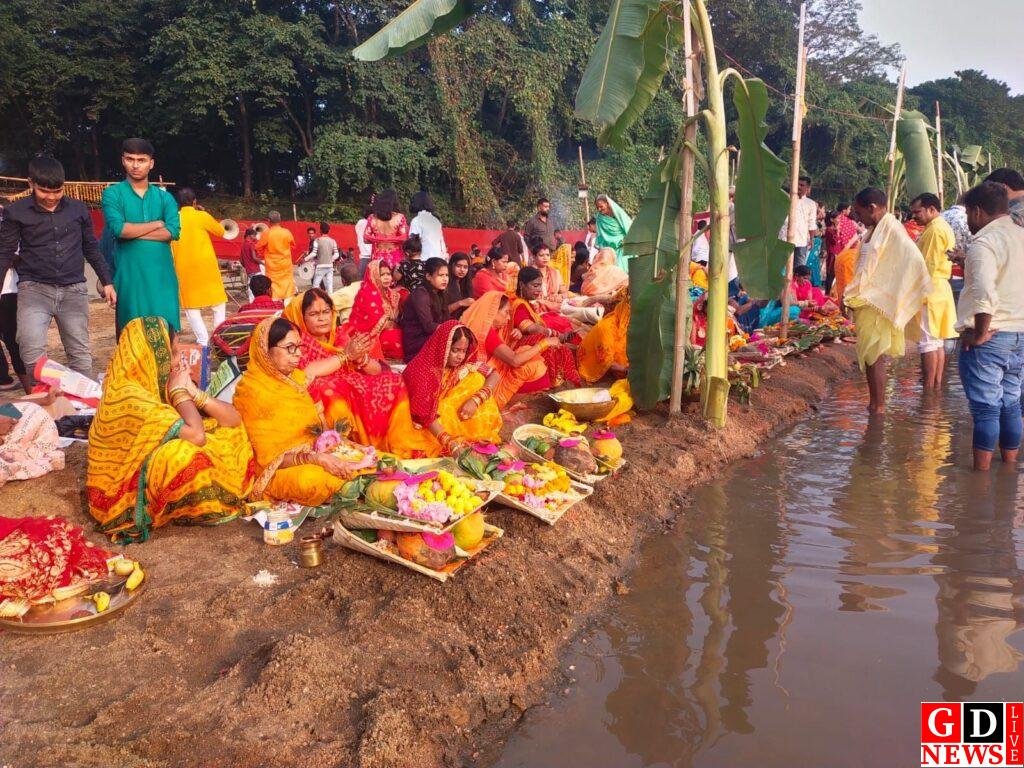 लोक आस्था का पर्व छठ उगते सूरज को अर्ध्य देने के साथ हुआ समापन। 7 img 20241108 wa0037201212423735326568