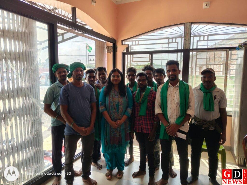 विधायक के समक्ष बीजेपी सहित अन्य पार्टी के सैंकडों कार्यकर्ताओं ने थामा झामुमो का दामन। 7 img 20241108 wa00604816223445992011660