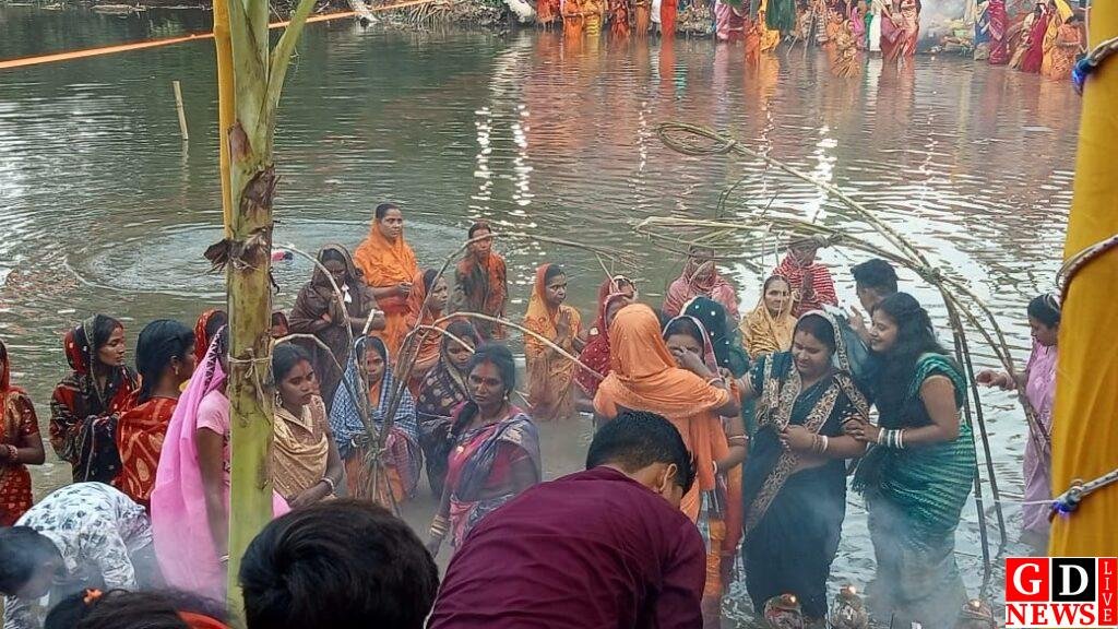 छठ व्रतियों ने दी उदीयमान सूर्य को अर्ध्य 7 img 20241108 wa00624511561847948146452