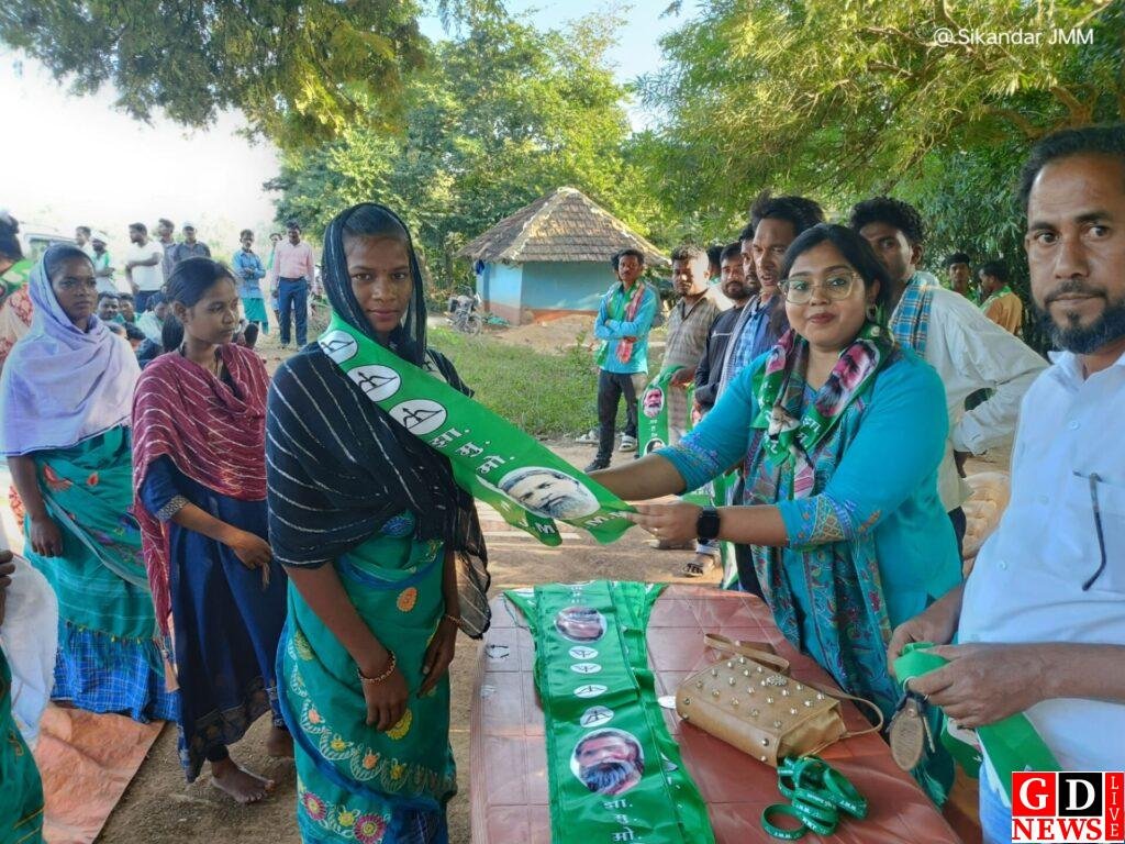 झामुमो युवा नेत्री उपासना मरांडी के द्वारा निरंतर चलाया जा रहा जनसंपर्क अभियान 7 img 20241108 wa00692272101592053861963