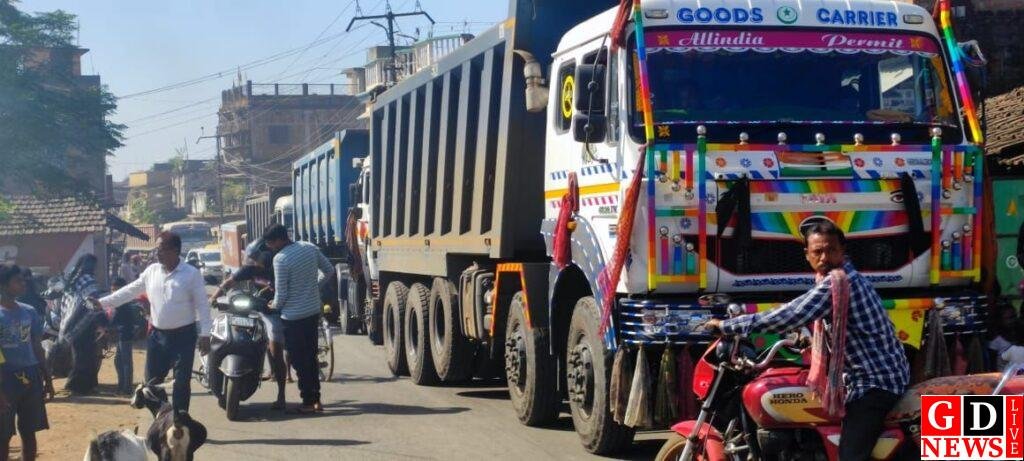 आखिरकार तंग आकर बिजली उपभोक्ताओं ने किया सड़क जाम 7 img 20241109 wa0026502274093923282372