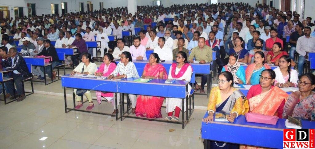 जिला निर्वाचन पदाधिकारी ने पीठासीन पदाधिकारियों को दिए शांतिपूर्वक वोटिंग कराने के टिप्स 7 img 20241113 wa00455222504772835608622