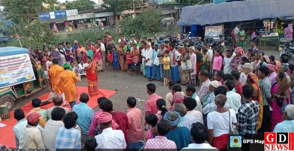 नुक्कड़ नाटक के माध्यम से शहरी एवं ग्रामीण क्षेत्रों में मतदाताओं को वोट के प्रति किया गया जागरूक। 7 img 20241114 wa00273143904674214217051