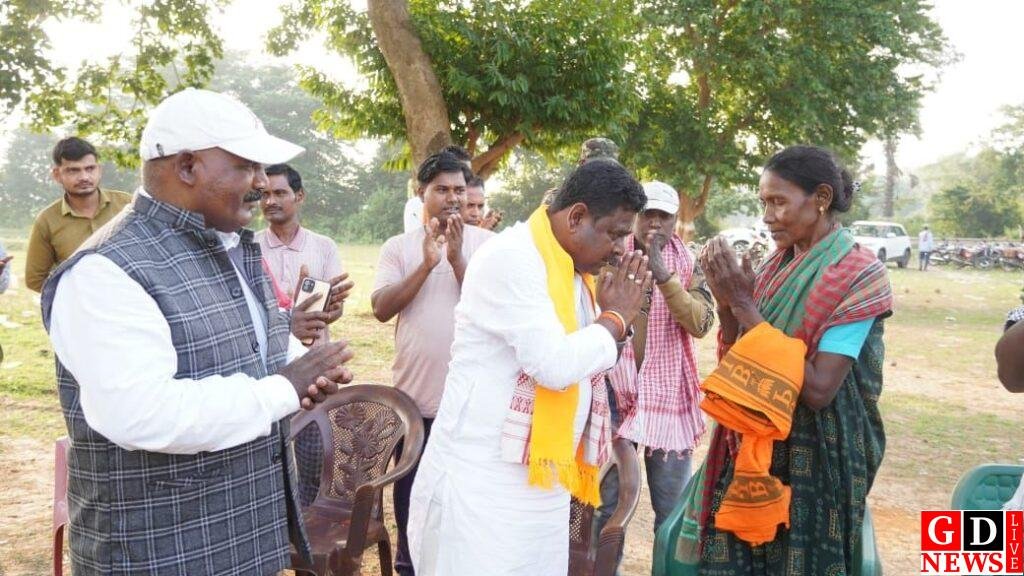 बाबूधन मुर्मु ने किया जनसंपर्क,21 लाख पक्के मकान का वादा। 7 img 20241114 wa00304482042018838832217