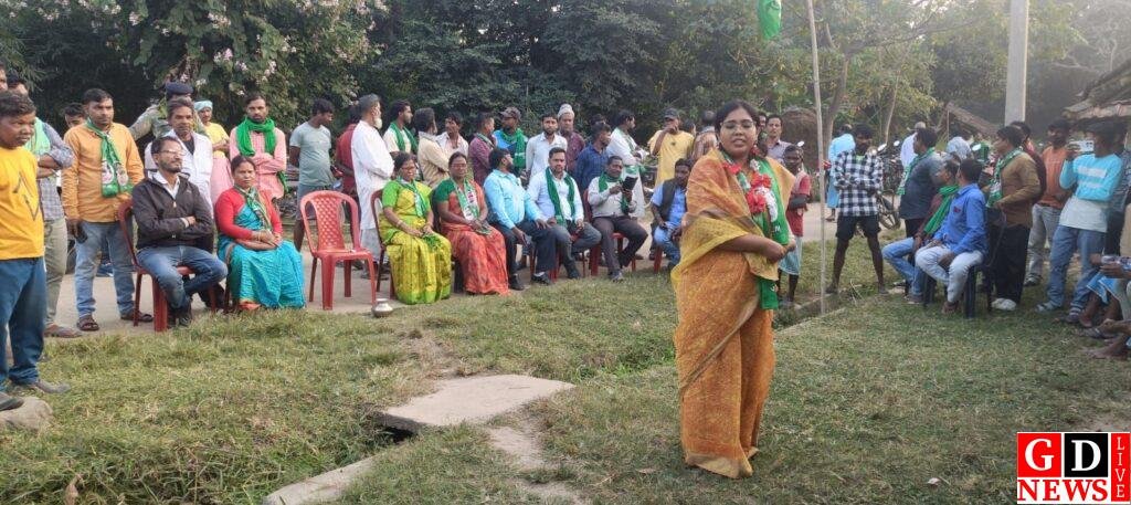 झामुमो युवा नेत्री उपासना मरांडी के द्वारा क्षेत्र में चलाया जा रहा जनसंपर्क अभियान 7 img 20241115 wa00651146419556178705358