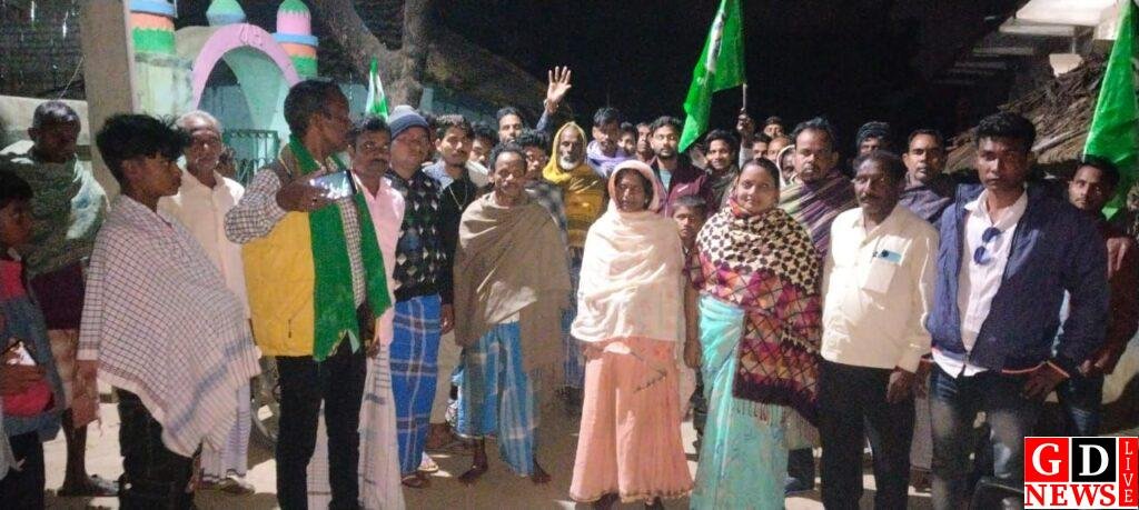 झामुमो नेत्री जिला परिषद अध्यक्ष जुली हेंब्रम ने स्टीफन मरांडी के पक्ष में चलाया जनसंपर्क अभियान। 7 img 20241117 wa00411356430059013377758