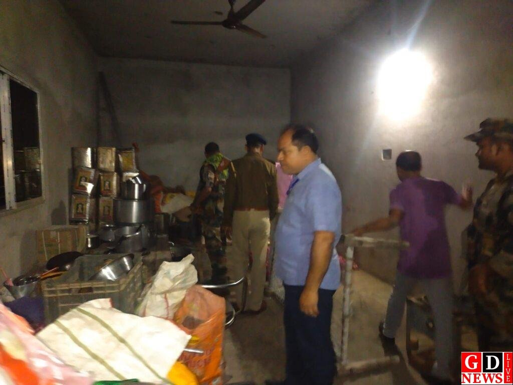 चुनाव के मद्देनज़र एफएसटी टीम की छापेमारी, अवैध शराब की तलाश में होटलों पर छापा। 7 img 20241118 wa00182535517532127329262