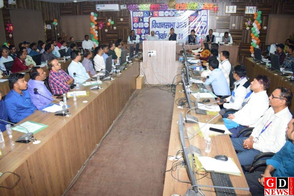 सामान्य प्रेक्षक एवं जिला निर्वाचन पदाधिकारी ने माइक्रो ऑब्जर्वर की ब्रीफिंग में दिए आवश्यक दिशा निर्देश। 7 img 20241118 wa00304145907637867622665