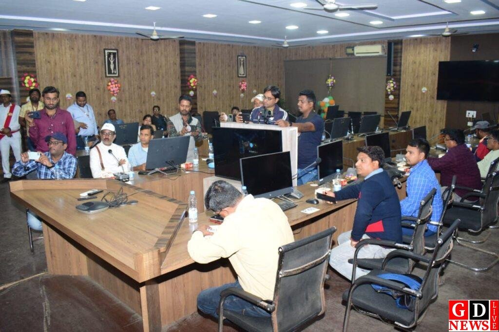 जिला निर्वाचन पदाधिकारी एवं पुलिस अधीक्षक ने प्रेसवार्ता को किया संबोधित 7 img 20241118 wa00397011006584873872794