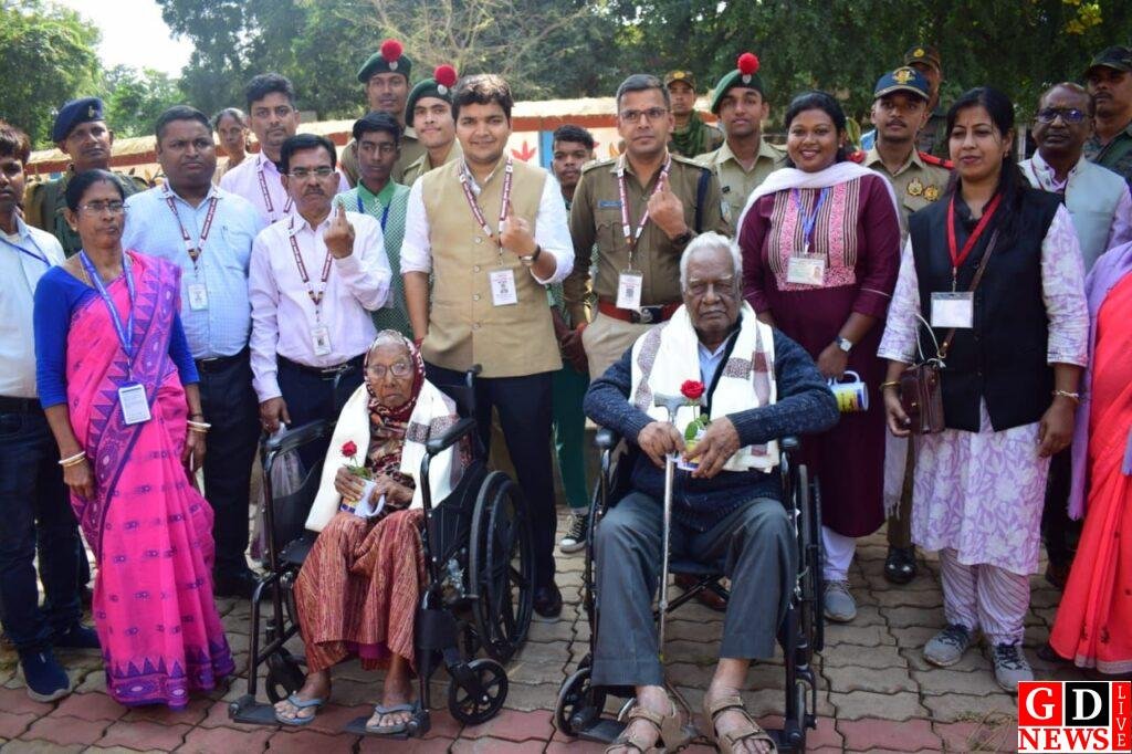 पाकुड़ में लोकतंत्र की रंगीन मिशाल: डीसी और एसपी ने किया मतदान, बुजुर्गों और नए मतदाताओं को किया सम्मानित 7 img 20241120 wa00337201014977220757466