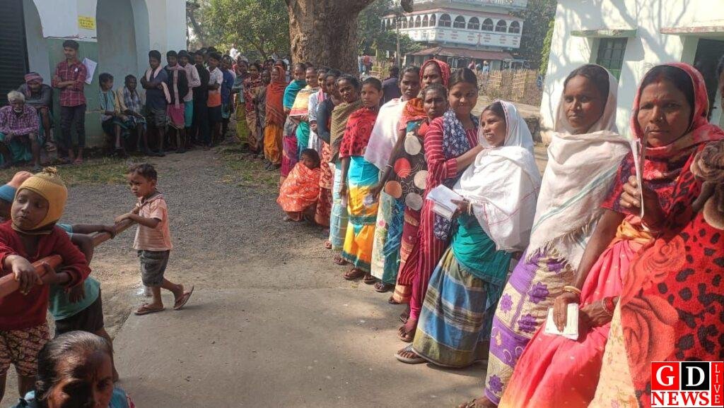लिट्टीपाड़ा विधानसभा चुनाव में उत्साही मतदाताओं ने बढ़-चढ़कर किया मतदान। 7 img 20241120 wa00579175222672904062751