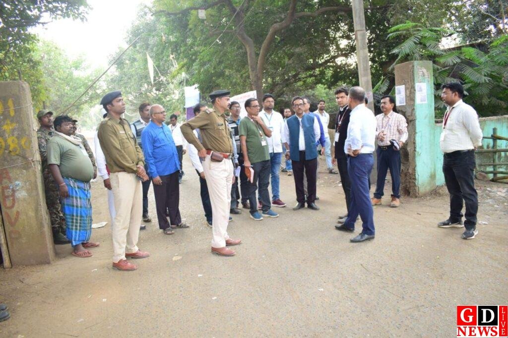 जिला निर्वाचन पदाधिकारी एवं पुलिस अधीक्षक ने मतगणना केन्द्र का किया निरीक्षण 7 img 20241121 wa0013104149745001266751