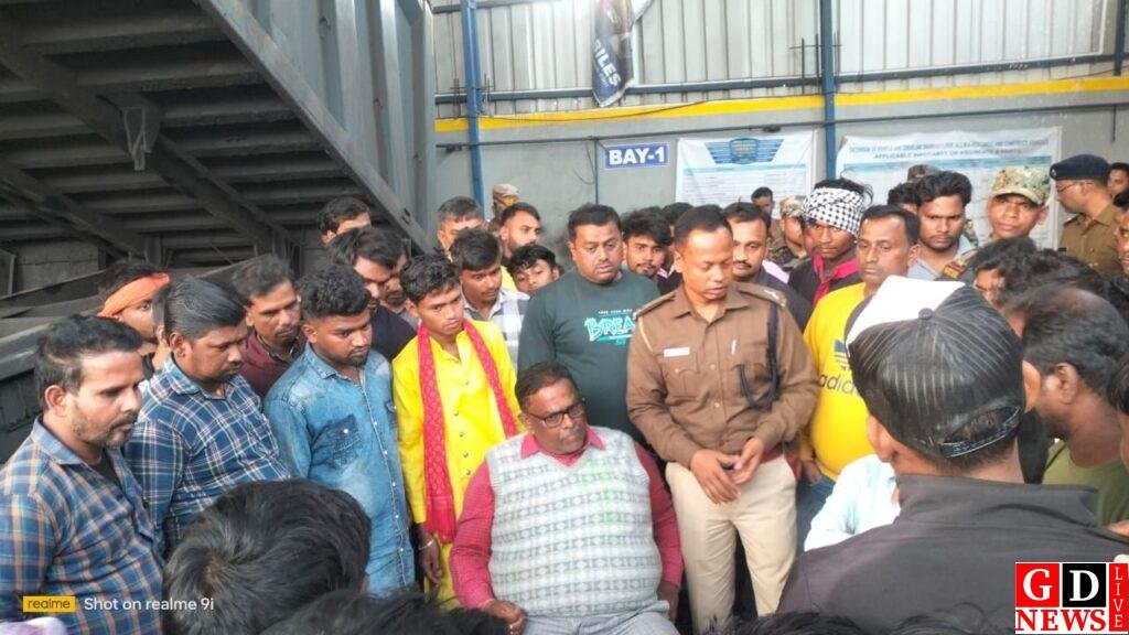 हाईवा की चपेट में आने से चालक की मौत, मुआवजे की मांग को लेकर ग्रामीणों ने किया हंगामा। 7 img 20241123 wa00635578985226769260221