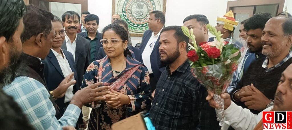 इंडिया गठबंधन की बंपर जीत पर<br>मनिरामपुर मुखिया ने कल्पना सोरेन को भेंट किया फूलों का गुलदस्ता। 7 img 20241129 wa00053386170739461925049