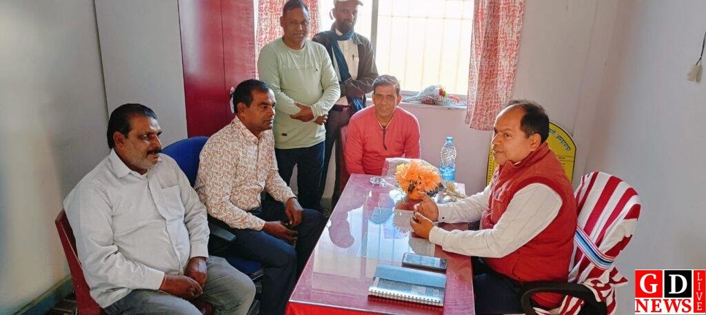 नव पदस्थापित प्रखंड शिक्षा पदाधिकारी का शिक्षकों ने फूलों का गुलदस्ता देकर किया स्वागत। 7 img 20241129 wa001119060836800542671