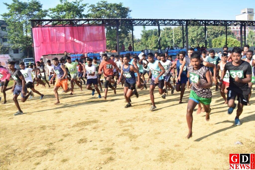 चौकीदार बहाली के तहत पुलिस लाइन मैदान में शारीरिक दक्षता परीक्षा में 257 अभ्यर्थी हुए उत्तीर्ण 7 img 20241130 wa00443696754159110981181