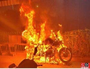 गैराज में अज्ञात बदमाशों ने लगाई आग,लाखों की संपत्ति का नुकसान 8 IMG 20241204 WA0039