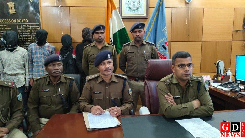 लूटकांड का पर्दाफाश, पुलिस ने 5 अपराधियों को हथियारों सहित किया गिरफ्तार। 7 img 20241201 wa00131070870410737580378