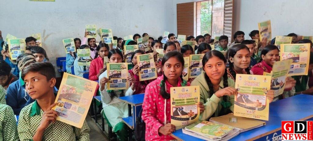स्कूली छात्र छात्राओं एवं शिक्षकों को दी गई सड़क सुरक्षा जागरूकता अभियान की जानकारी। 7 img 20241202 wa00458497273661427435052