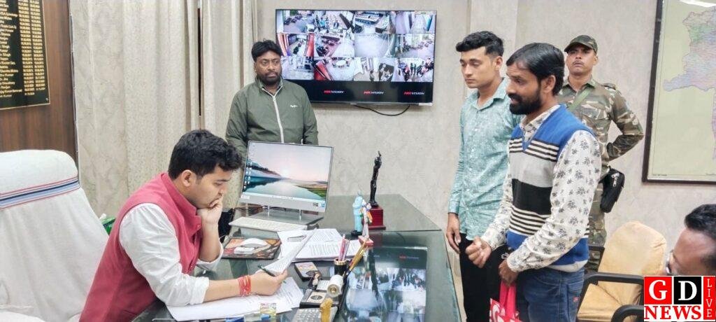 आमजनों की समस्या से रूबरू हुए उपायुक्त, पदाधिकारियों को दिये निर्देश 7 img 20241203 wa00277743562140882337381