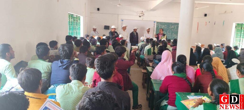 सड़क सुरक्षा की टीम द्वारा राज प्लस टू हाई स्कूल में छात्र-छात्राओं एवं शिक्षकों के बीच चलाया गया जागरूकता अभियान। 7 img 20241204 wa00034910267324452720283