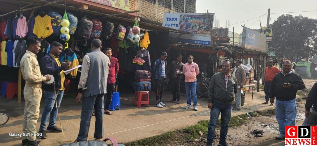 हिरणपुर बाजार के मुख्य सड़क में अतिक्रमण को लेकर लिट्टीपाड़ा अंचल प्रशासन के द्वारा की गई मापी। 7 img 20241204 wa00246983782753685543372