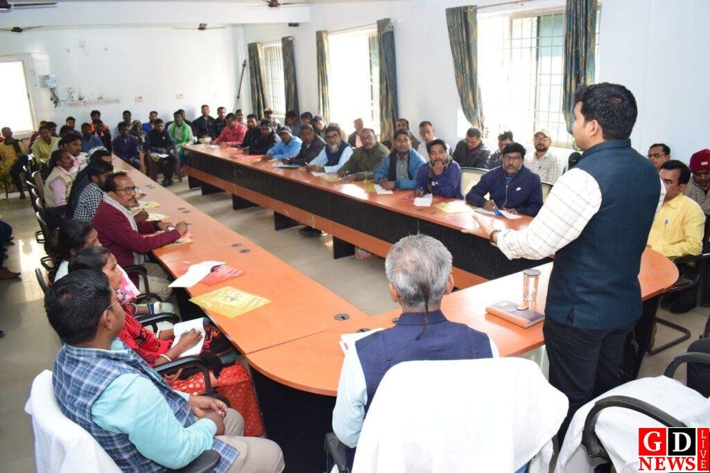 विश्व मृदा स्वास्थ्य दिवस पर बेहतर कार्य करने वाले एटीएम, बीटीएम, प्रगतिशील किसान को उपायुक्त ने शॉल ओढ़ाकर किया सम्मानित 7 img 20241205 wa00166164918521754736466