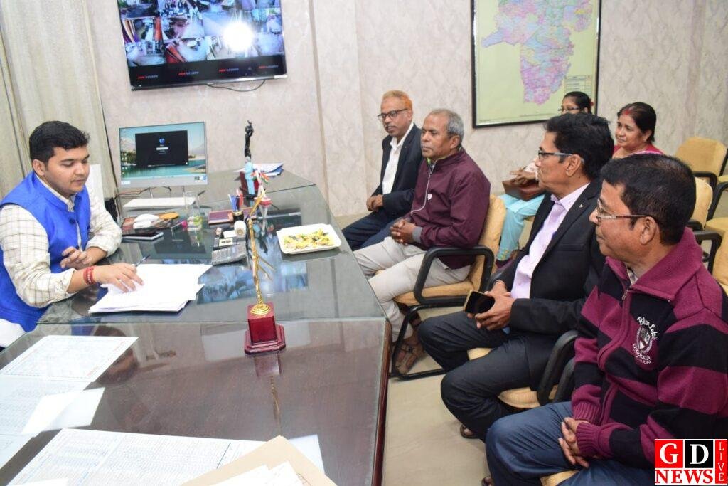 आमजनों की समस्या से रूबरू हुए उपायुक्त, पदाधिकारियों को दिये जरूरी दिशा निर्देश 7 img 20241206 wa00131852139461077653795