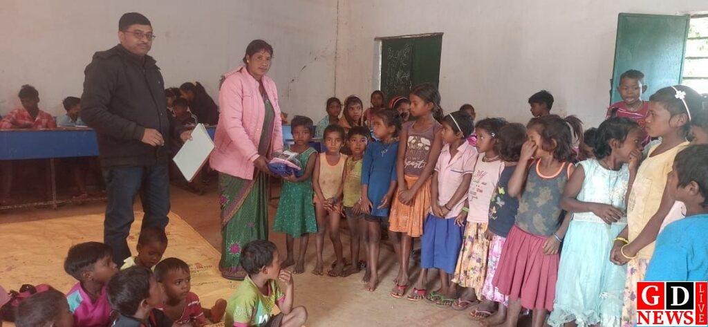 मुखिया ने विद्यालय के बच्चों को स्कूल ड्रेस, जूता मौजा एवं स्वेटर का किया वितरण 7 img 20241206 wa00186238241155588123377