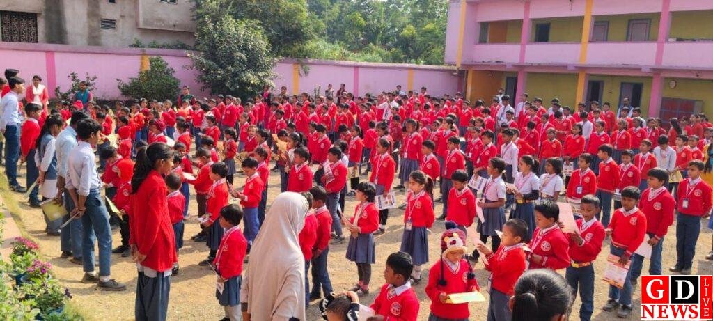 सड़क सुरक्षा सदस्यों के द्वारा छात्र-छात्राओं एवं शिक्षकों के बीच चलाया गया जागरूकता अभियान। 7 img 20241207 wa00043902139217944077814