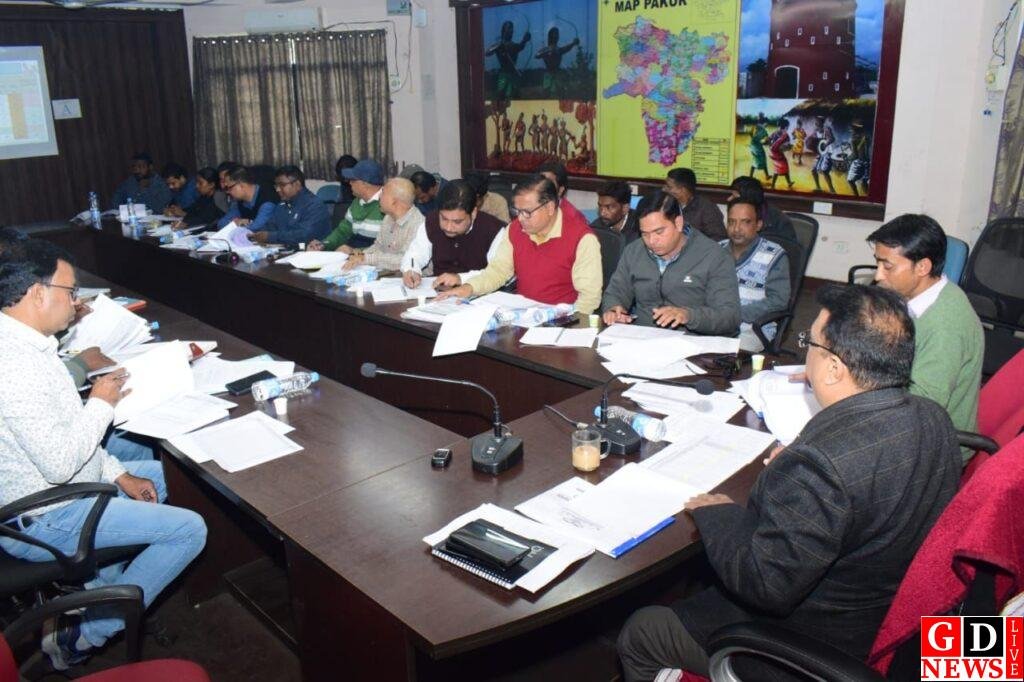 मनरेगा योजनाओं की समीक्षा कर डीडीसी ने सभी पैरामीटर पर सुधार कर आगे रहने का दिया निर्देश। 7 img 20241207 wa00146442761306590148791