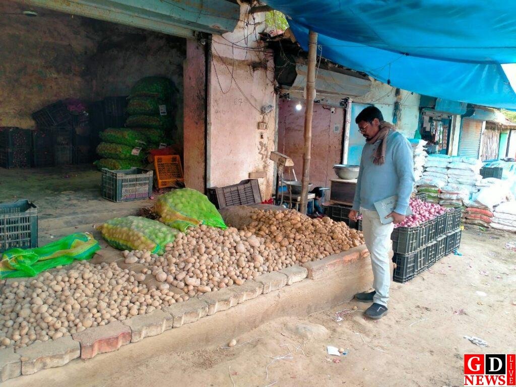 पणन सचिव ने शहर के विभिन्न थोक एवं खुदरा आलू प्रतिष्ठानों का किया औचक निरीक्षण। 7 img 20241212 wa00293376884244440316038