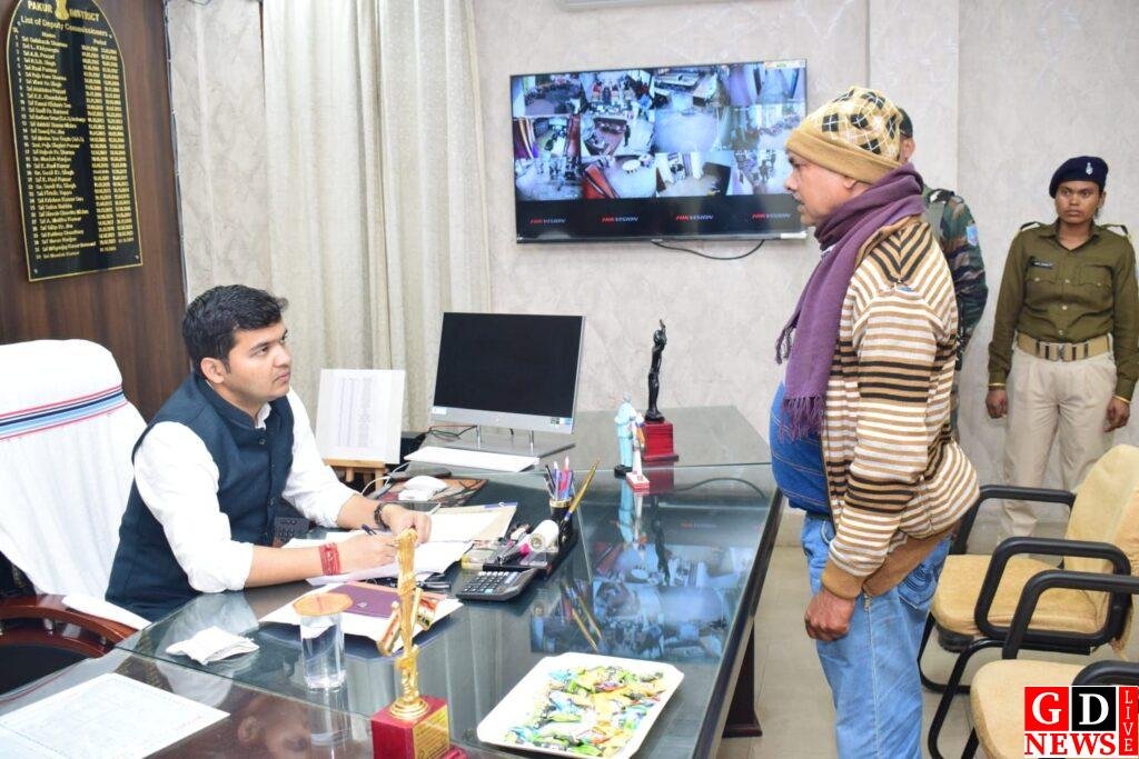 आमजनों की समस्या से रूबरू हुए उपायुक्त, पदाधिकारियों को दिये कई दिशा निर्देश। 7 img 20241213 wa00036972102521097161173