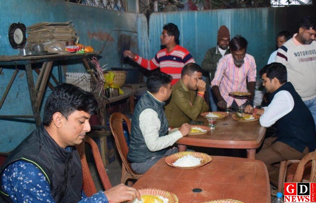 मुख्यमंत्री दाल-भात केन्द्र निरीक्षण के क्रम में डीसी व एसपी एवं डीएसओ ने भोजन कर गुणवत्ता को परखा। 7 img 20241213 wa00164034786067108279156