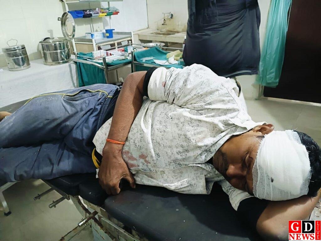 बस अनियंत्रित होकर हुई दुर्घटनाग्रस्त, चालक घायल। 7 img 20241214 wa00211922843295411860122