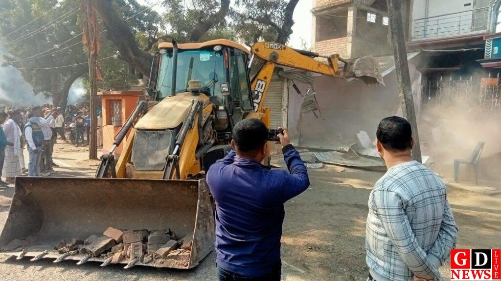 अतिक्रमण को लेकर प्रशासन ने हिरणपुर बाजार में चलाया बुलडोजर 7 img 20241215 wa00209182648971569233864