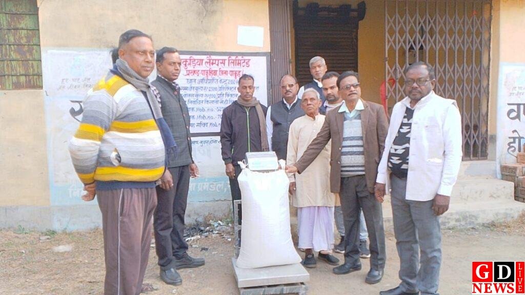 पाकुड़िया प्रखंड में धान अधिप्राप्ति केंद्र का उद्घाटन, किसानों को मिलेगा न्यूनतम समर्थन मूल्य 7 img 20241215 wa00514213966306943827057