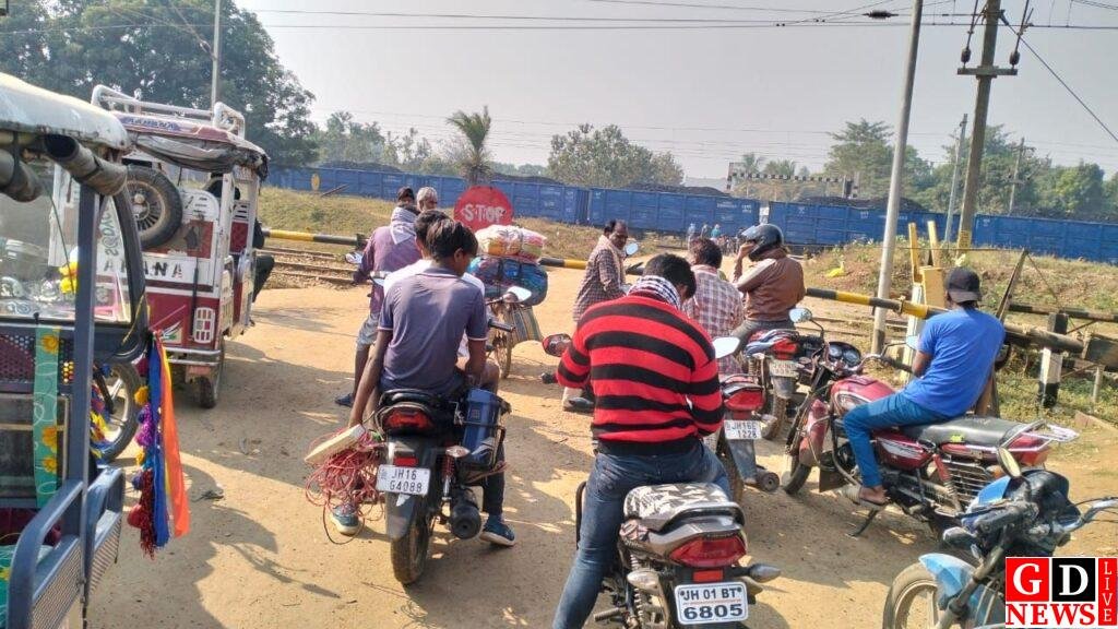 ईशाकपुर रेल फाटक पर ओवरब्रिज निर्माण के लिए पहल शुरू, समाजसेवी हिसाबी राय ने डीसी को सौंपा ज्ञापन। 7 img 20241216 wa00142565908924757666574