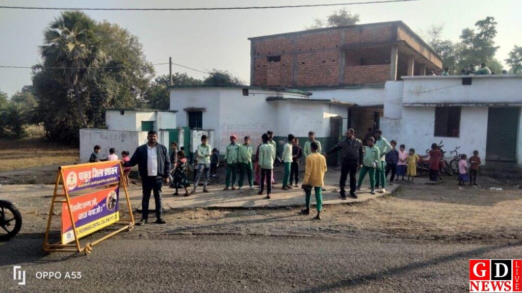 उपायुक्त के निर्देश पर सड़क किनारे स्थित विद्यालयों के दोनों तरफ कराया गया बैरिकेड उपलब्ध। 7 img 20241217 wa00283623322011235949589