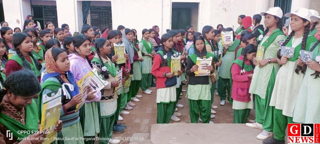 सड़क सुरक्षा सदस्यों के द्वारा स्कूल के छात्राओं एवं शिक्षकों के बीच चलाया गया जागरूकता अभियान। 7 img 20241217 wa00301542598551997624829