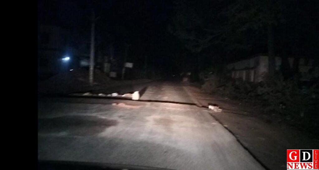 महेशपुर- गढबाड़ी स्कूल के सामने उटपटांग स्पीड ब्रेकर से कार चालक परेशान 7 img 20241218 wa00491302066912578219149