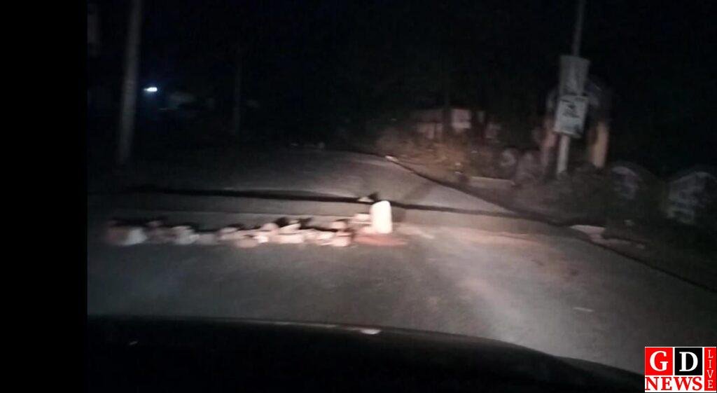 महेशपुर- गढबाड़ी स्कूल के सामने उटपटांग स्पीड ब्रेकर से कार चालक परेशान 8 img 20241218 wa00501382136151133466012