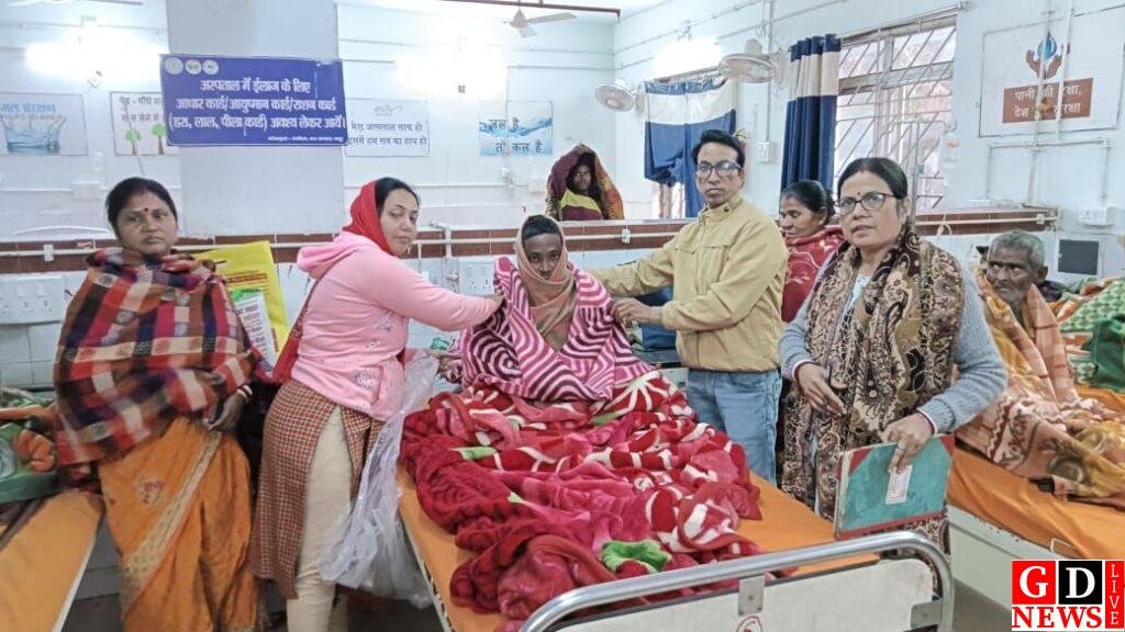 विधिक जागरूकता अभियान के तहत गरीबों और वृद्धों के बीच कंबल और फल का किया गया वितरण। 7 img 20241218 wa00622148857823214849017