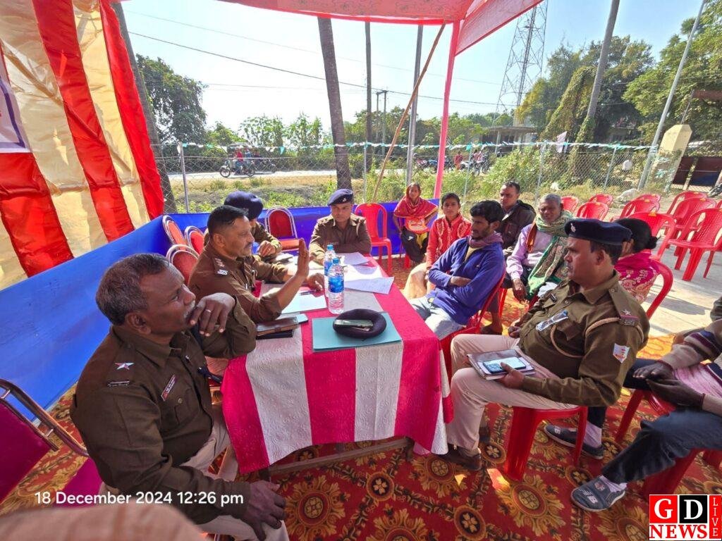 महेशपुर थाना परिसर में जन शिकायत समाधान कार्यक्रम आयोजित, 12 मामलों में से 2 का त्वरित निष्पादन। 8 img 20241218 wa00768139317817541143661