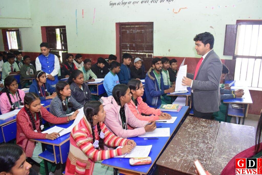 मैट्रिक तथा इन्टर परीक्षा के पूर्व छात्रों की हो रही है परख सप्ताहिक परीक्षा, बेहतर परिणाम के लिए प्रशासन का पहल। 13 img 20241220 wa00355414990427612922957