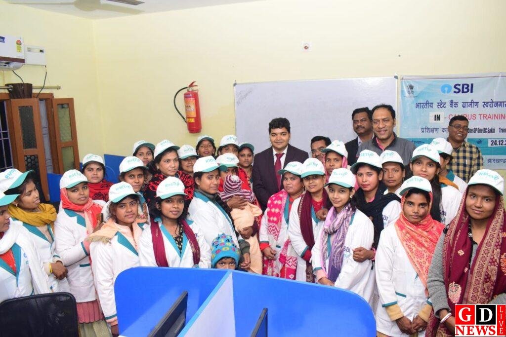 उपायुक्त ने मनरेगा योजना के अंतर्गत उन्नति के लाभुकों के बीच प्रमाण पत्र का किया वितरण। 7 img 20241222 wa00717602375416690739553