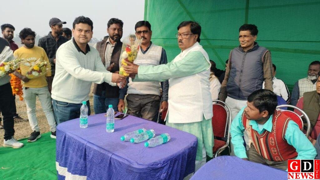 विधायक ने काशा पोखर के जीर्णोद्धार कार्य का किया शिलान्यास। 7 img 20241222 wa00768701739841533405101