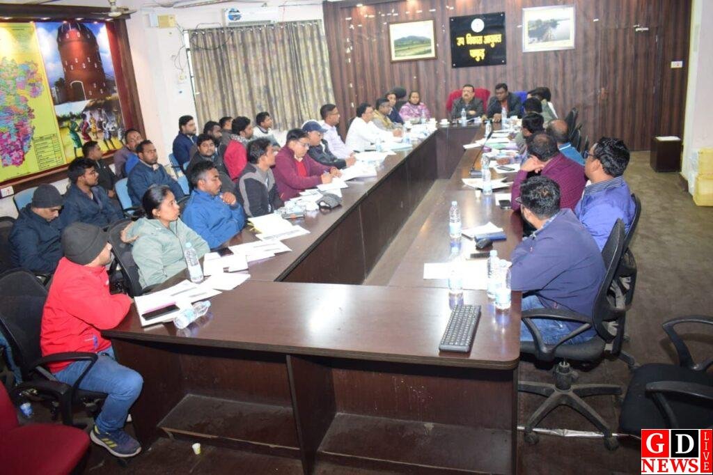 उप विकास आयुक्त ने रिज टू वैली कान्सैप्ट पर जल संचयन की योजना चलाने का दिया निर्देश। 7 img 20241223 wa00204041919050846028866