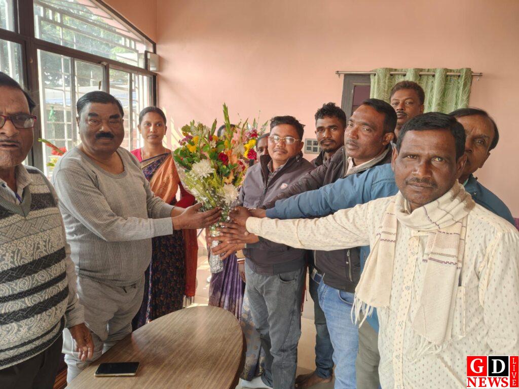 प्रखंड मुखिया संघ के सदस्यों ने नवनिर्वाचित विधायक से मिलकर दी जीत की बधाई। 8 img 20241223 wa00234328928063741295304